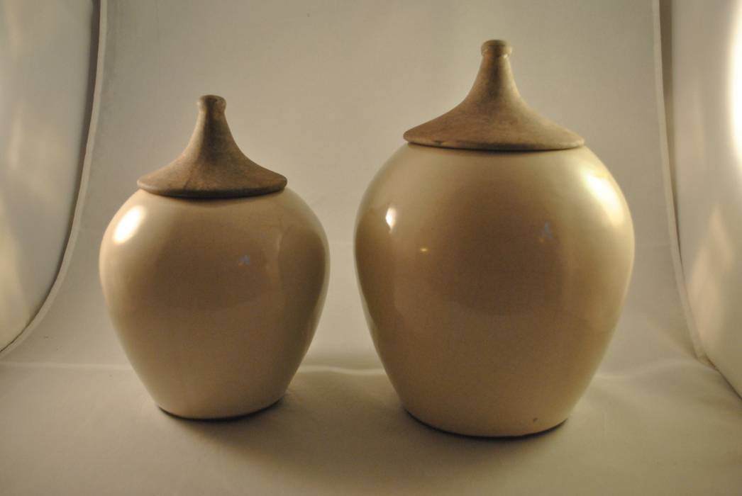 2 potten met deksel, aardewerk, 21 26 cm -